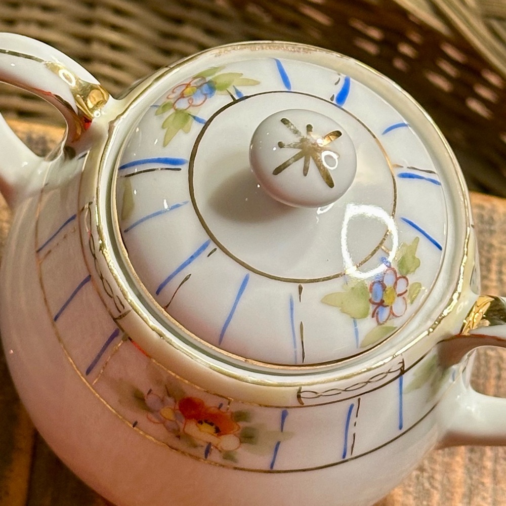 Vintage Rising Sun Nippon Floral Porcelain Small Sugar Bowl with Gold Accents - Picture 8 of 16